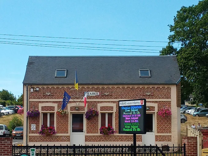 Mairie de Nibas Saucourt de face avec le panneau des infos de la ville