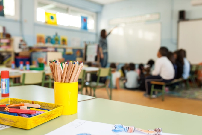 Pot de crayons de couleurs dans une classe de primaire