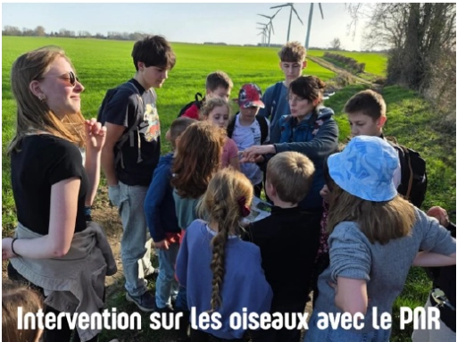 Enfants avec leur accompagnatrice à la sortie intervention sur les oiseaux avec la PNR 2026