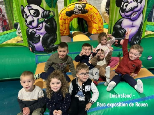 Enfants dans un jeu gonflable à Loisirland